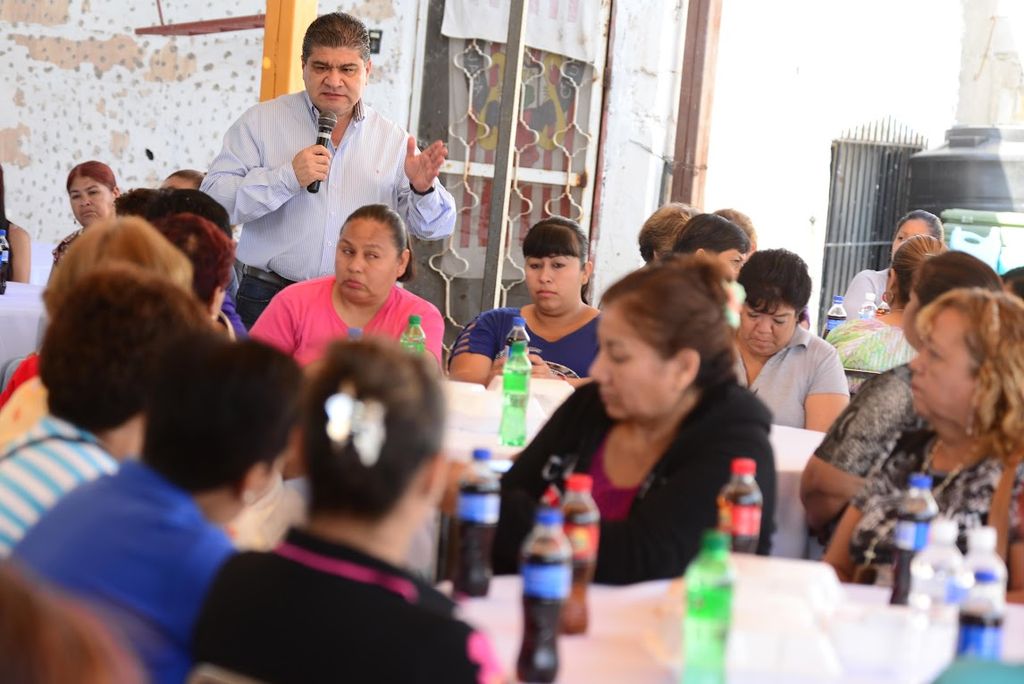 Contacto. El alcalde Miguel Riquelme inició la tercera semana de recorridos por colonias para supervisar programas. (Cortesía)