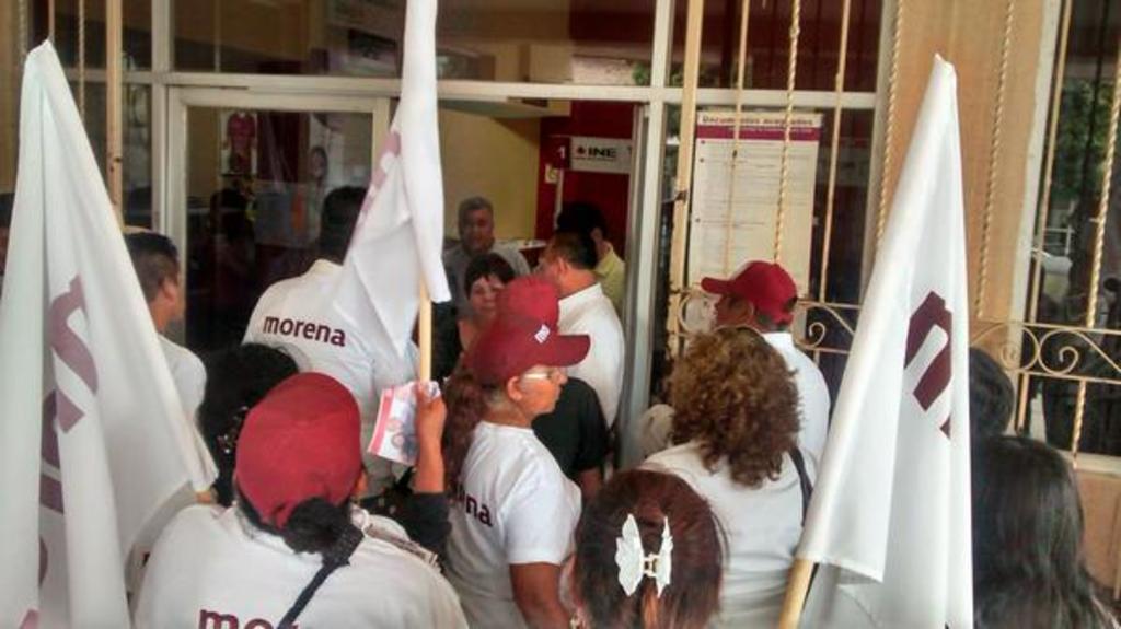 Los manifestantes también acusaron al órgano electoral de consentir irregularidades, por lo cual pedían a gritos a renuncia del vocal ejecutivo de la Junta Distrital, Salvador Ovalle. (El Siglo de Torreón)
