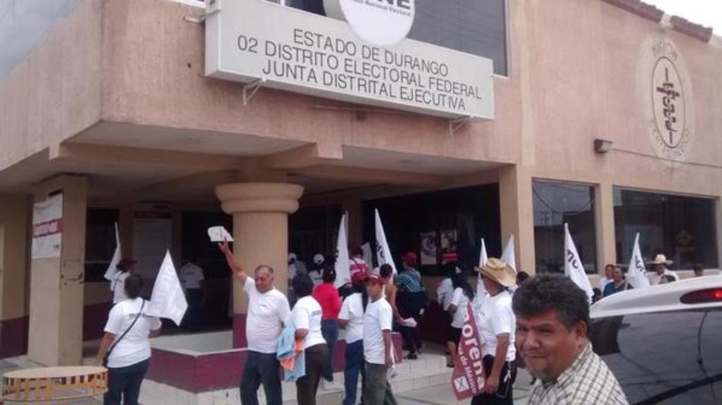  Morena advirtió de que se tomarán las oficinas de los cuatro distritos electorales de todo el estado de Durango, tras asegurar que 'hay una campaña de Estado a favor del partido oficial'. (El Siglo de Torreón)