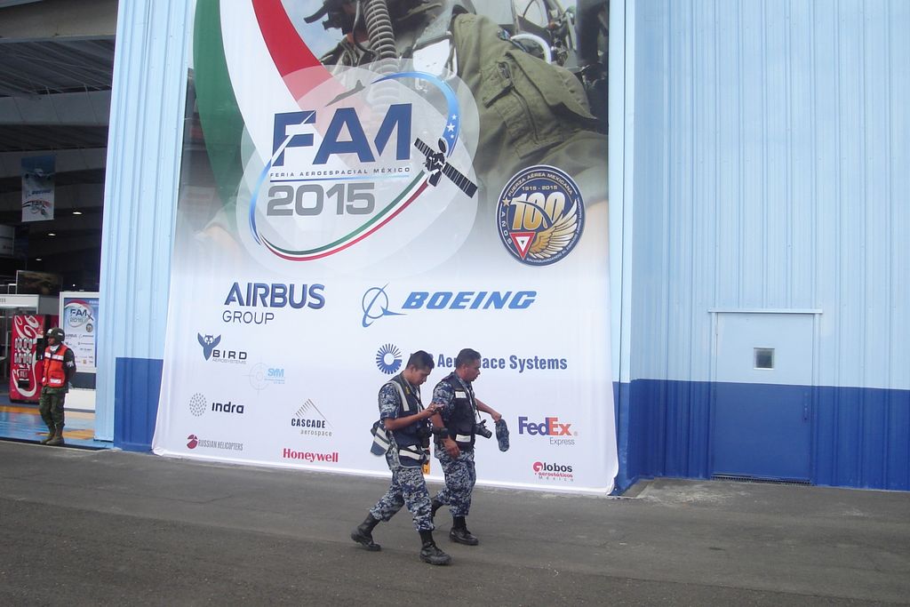 Avión. Nave militar que fue exhibida ayer en la Feria Aeroespacial Mexicana 2015, que se convirtió en una gran exposición aérea.