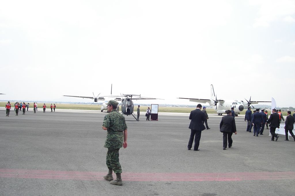 Autoridades. Aspectos del lugar donde fueron mostrados algunos aviones y donde participó Enrique Peña Nieto.