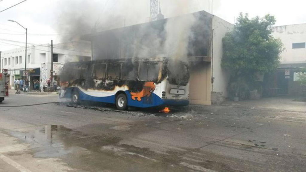 Tras la detención del capo, integrantes del grupo delictivo activaron bloqueos en diferentes accesos a los municipios de Altamira, Madero y Tampico con el incendio de camiones, en un intento por evitar que los detenidos fueran entregados a las autoridades. (EFE) 