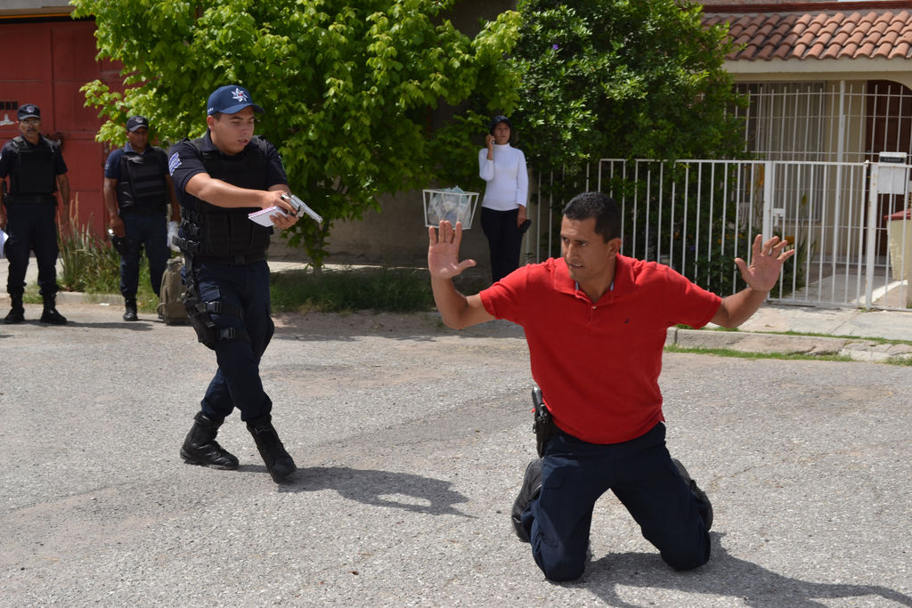 Acción. Los ladrones son desarmados y sometidos por los elementos de la Policía Municipal, en el simulacro realizado en La Fuente.
