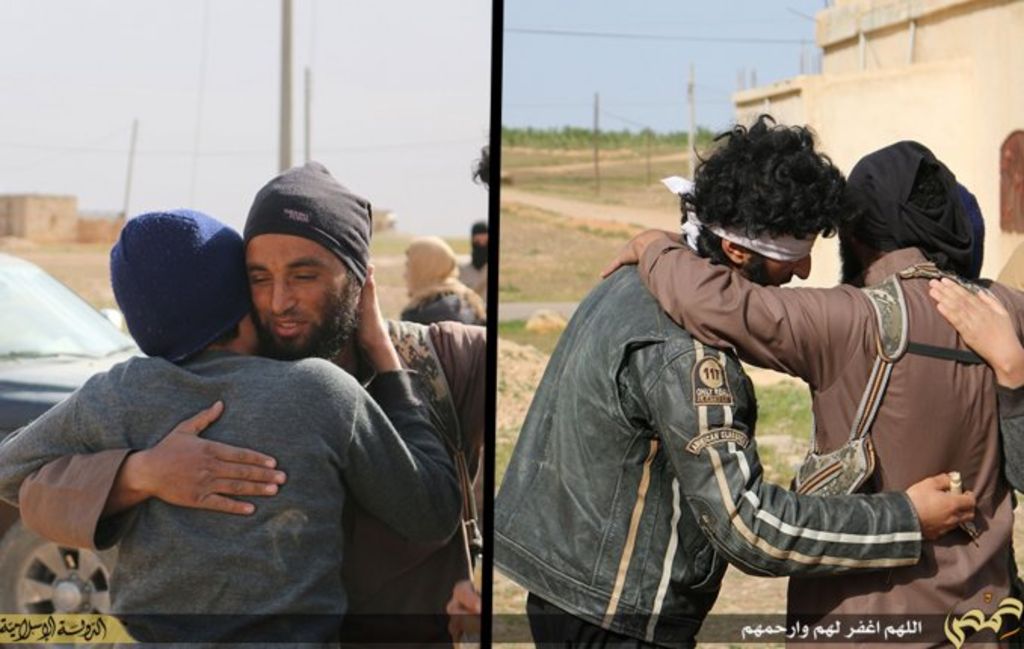 Escenas. En la imagen se observan escenas en las que los militantes abrazan a homosexuales antes de la ejecución. 