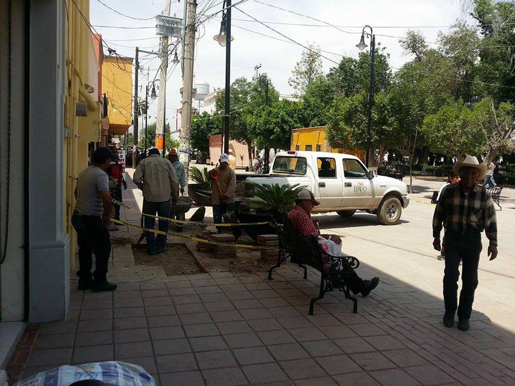 Fotos. El regidor Raúl Villegas expuso fotos de las zonas afectadas que están siendo reparadas por el Ayuntamiento, afirmó. (EL SIGLO DE TORREÓN)