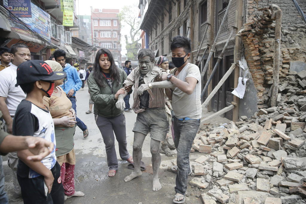 Decenas de personas heridas estaban siendo llevadas al hospital principal en el centro de Katmandú. (EFE)