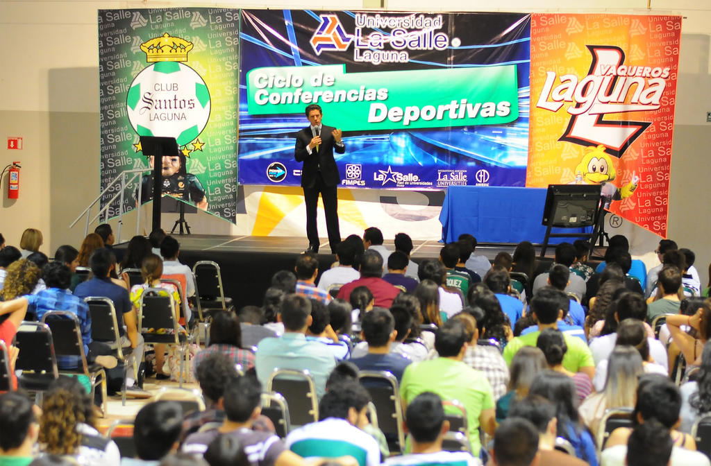 Muy concurrida estuvo la charla que ofreció ayer Alejandro Irarragorri, presidente del Club Santos Laguna y Grupo Orlegi. (Jesús Galindo)
