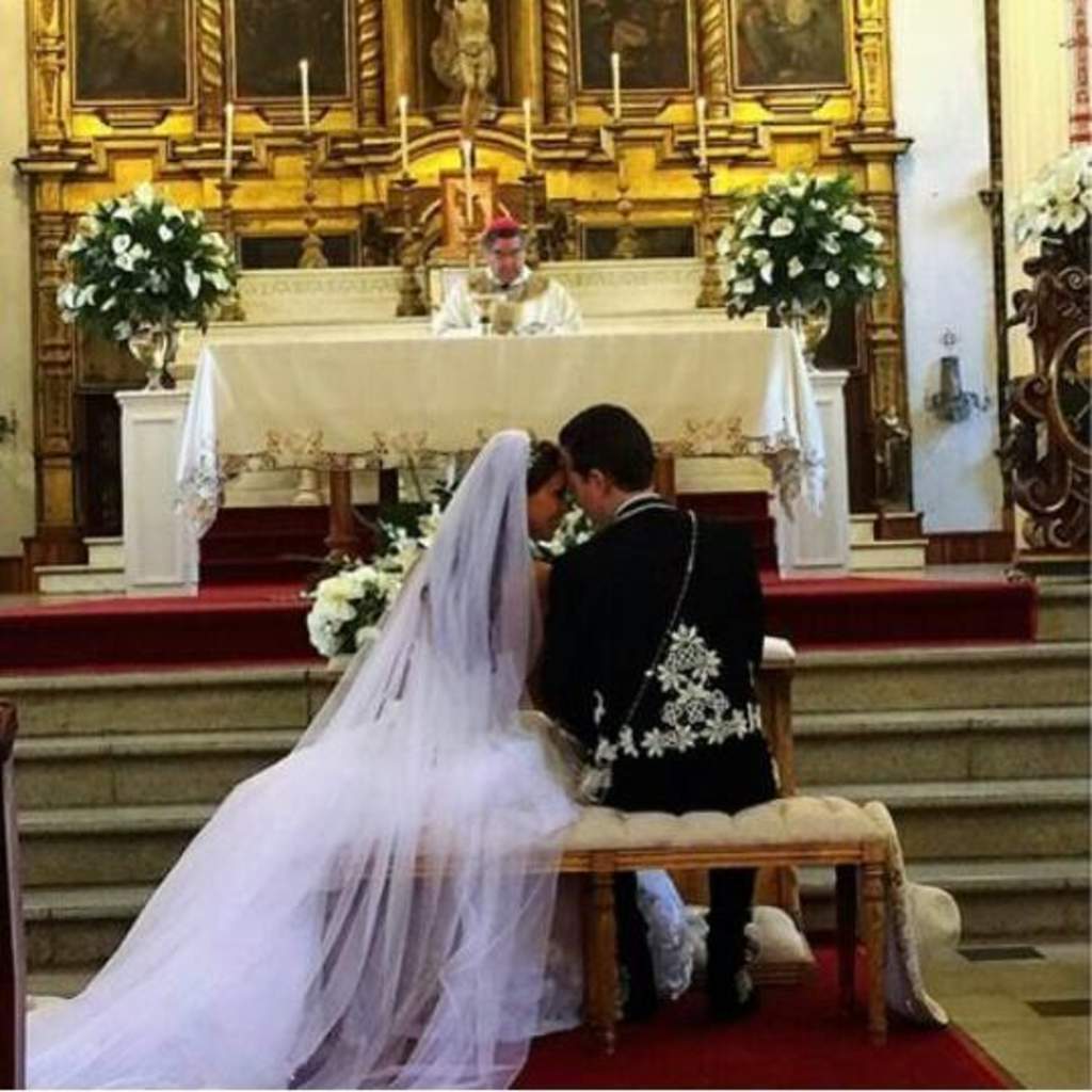 La pareja se casó en la catedral de San Cristóbal de Las Casas, luego de 3 años de relación. (Twitter)