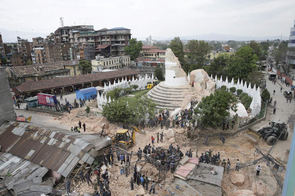 En la capital nepalí se pueden ver derrumbes de edificios, particularmente antiguos, incluidos templos y monumentos. (EFE)