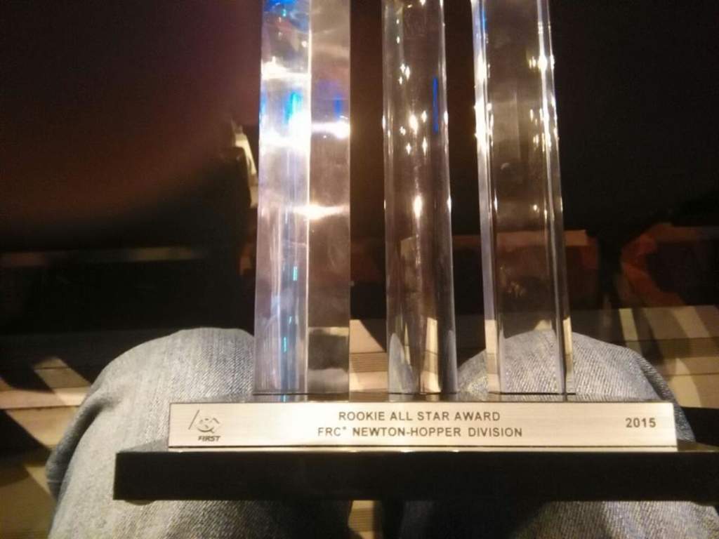 Este es el trofeo que acredita al tCATs 5526 como el equipo Novato de esta edición del Campeonato Mundial FIRST Robotics Competion que se realizó en San Luis, Missouri. (Facebook)