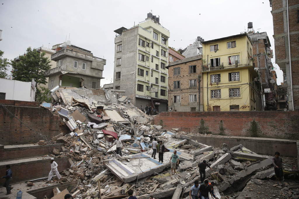 Ayuda. Imagen de un barrio del Centro de Katmandú, devastado por el fuerte sismo que dejó más de 1400 muertos hasta ahora, además de gran deterioro en toda la zona. (EFE)