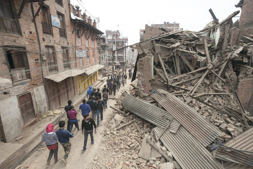 Un terremoto de 7.8 grados en la escala de Richter devastó ayer gran parte del valle central de Nepal dejando viviendas destruidas, carreteras destrozadas y las telecomunicaciones y conexiones eléctricas tocadas en esa zona, donde se encuentra Katmandú. (EFE)
