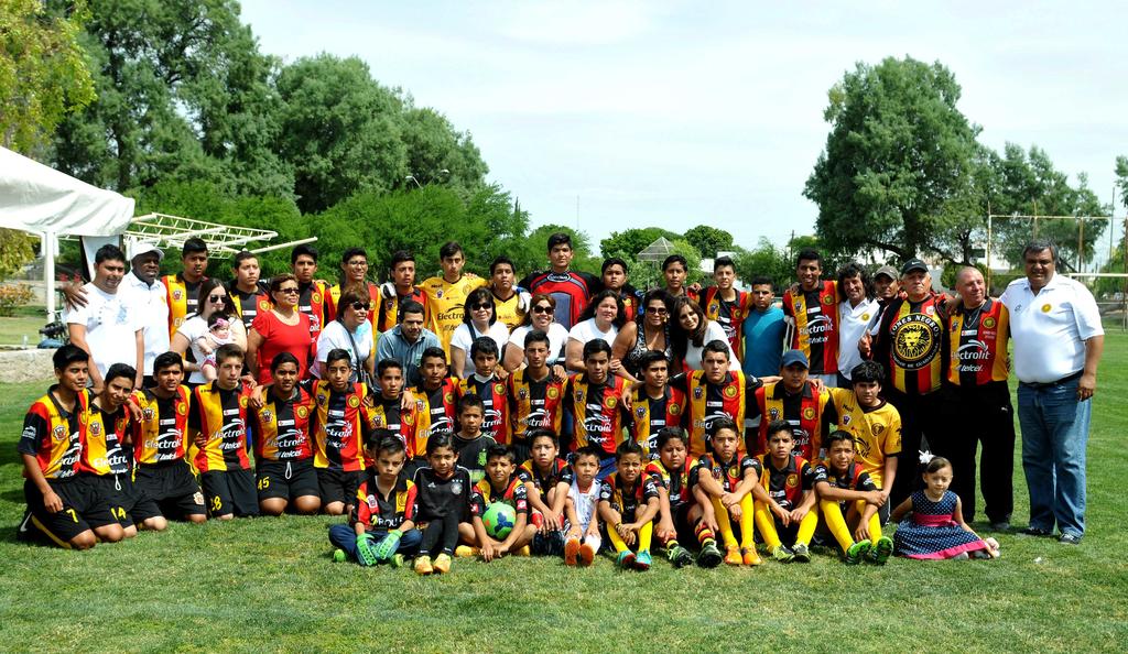 La academia de futbol de los Leones Negros de la Universidad de Guadala- jara lleva a partir del viernes el nombre de Rubén “Gato” Chávez.(Especial)
