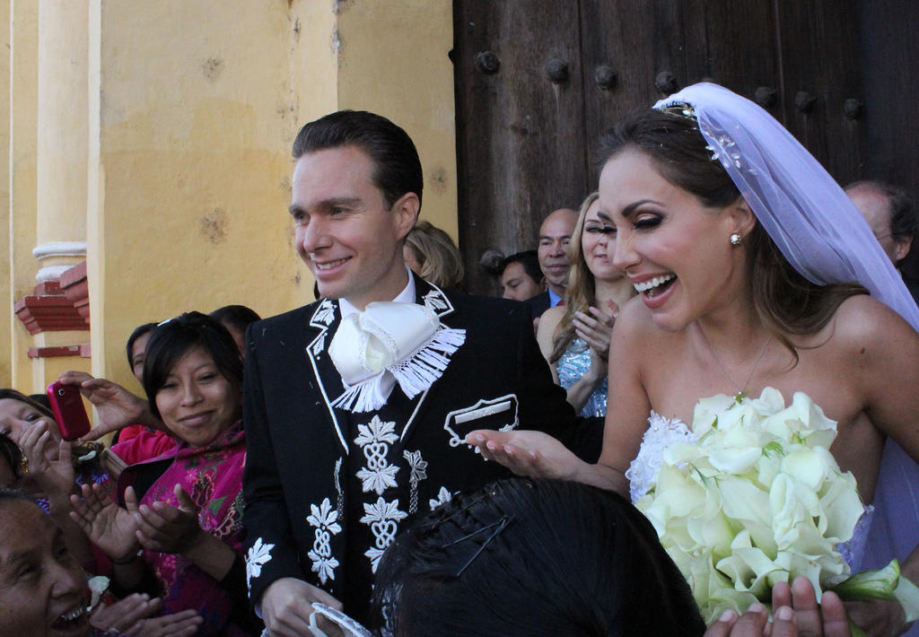 Estaba previsto que los padrinos de la boda del mandatario estatal y la también cantante fueran Peña Nieto y Rivera, pero se nombró a otras personas. (El Universal)