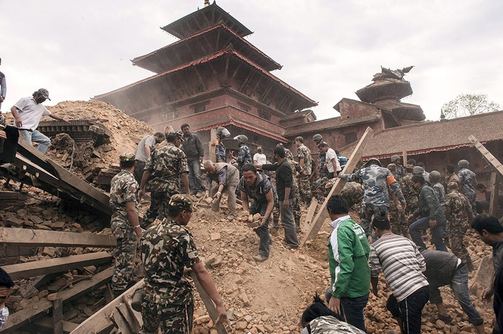 Despeje. En ruinas quedaron los templos budistas, en la imagen se observan rescatistas que actualmente se encuentran en busca de sobrevivientes. 
