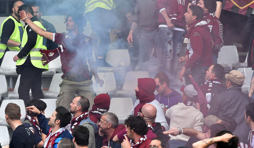 Aficionados del Torino causaron desmanes en el estadio. (EFE)