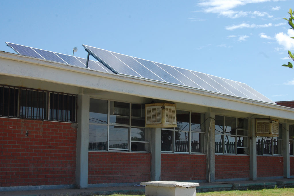Energía. Son 18 paneles solares que abastecen  energía para el laboratorio de cómputo y dos aulas. (MARY VÁZQUEZ)