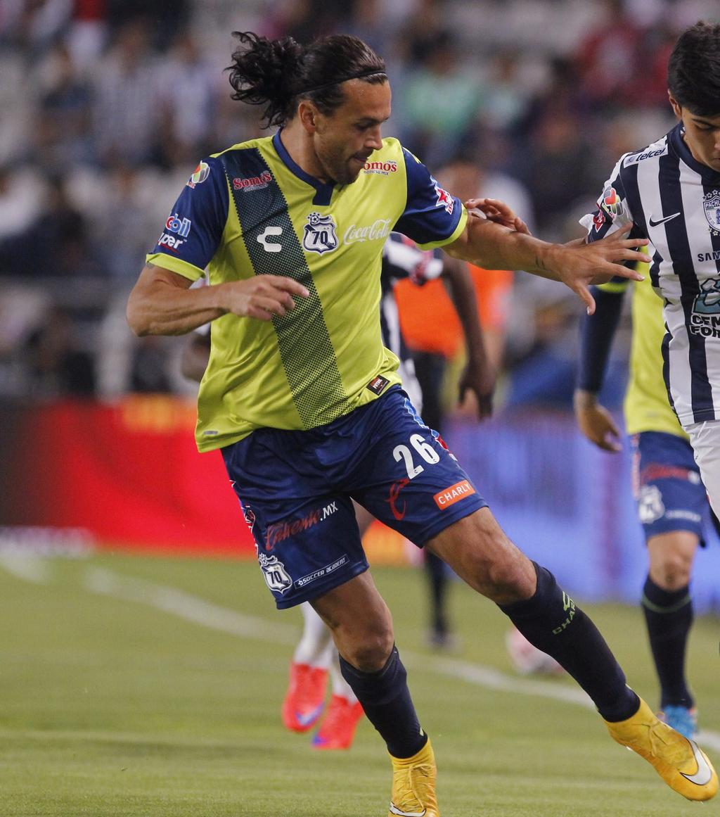 Uno menos. Mauricio Romero fue expulsado y anotó un autogol en la derrota del Puebla.