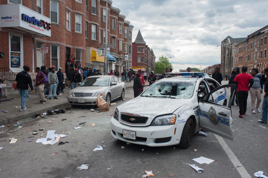 Manifestantes saquearon locales y arrojaron ladrillos y piedras contra elementos de la policía de Baltimore, lastimando a varios de ellos. (EFE)