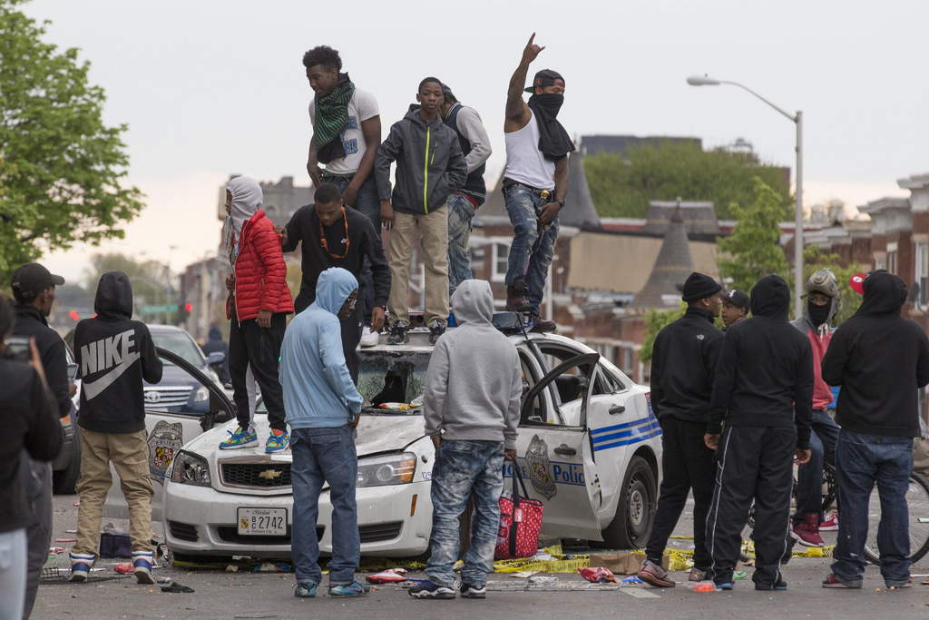 Las autoridades pretenden rebajar así la violencia que se ha apoderado durante las últimas horas de las calles de Baltimore a raíz de la muerte de un joven negro cuando se encontraba bajo custodia policial. (EFE)