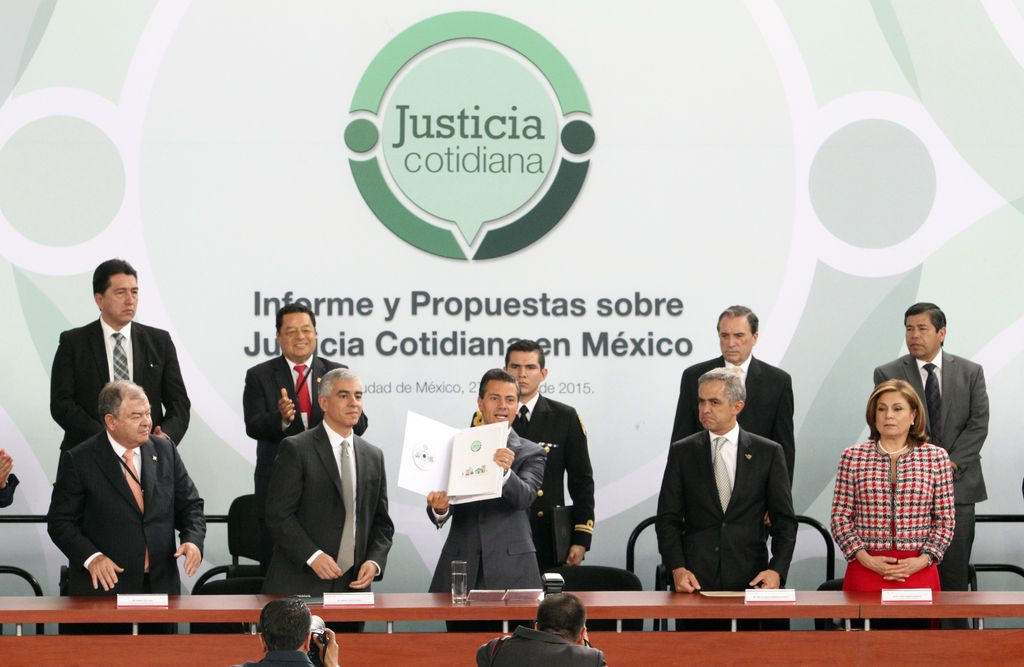 Entrega. Enrique Peña Nieto recibió  el Informe y Propuestas sobre Justicia Cotidiana en México que pidió al CIDE.