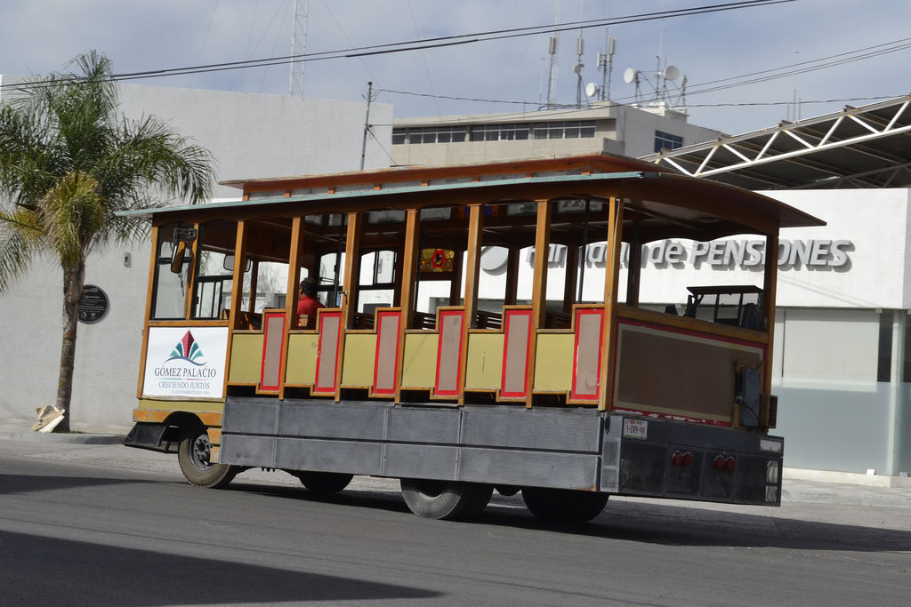 Nuevo tranvía. Adquieren en Gómez Palacio nuevo vagón para realizar recorridos turísticos y guiados. (CLAUDIA LANDEROS)