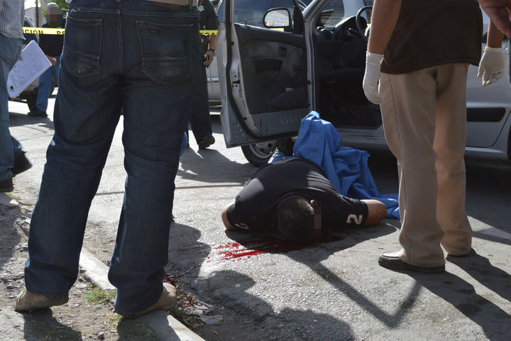 Violencia. Un comerciante fue asesinado la mañana del lunes en la zona centro de Torreón, recibió un balazo en la cabeza que le quitó la vida al instante.