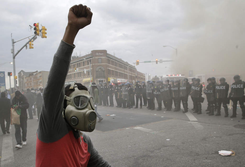 Ira. La muerte del afroamericano desató la ira en Baltimore en donde muchos se lanzaron a las calles. (EFE)