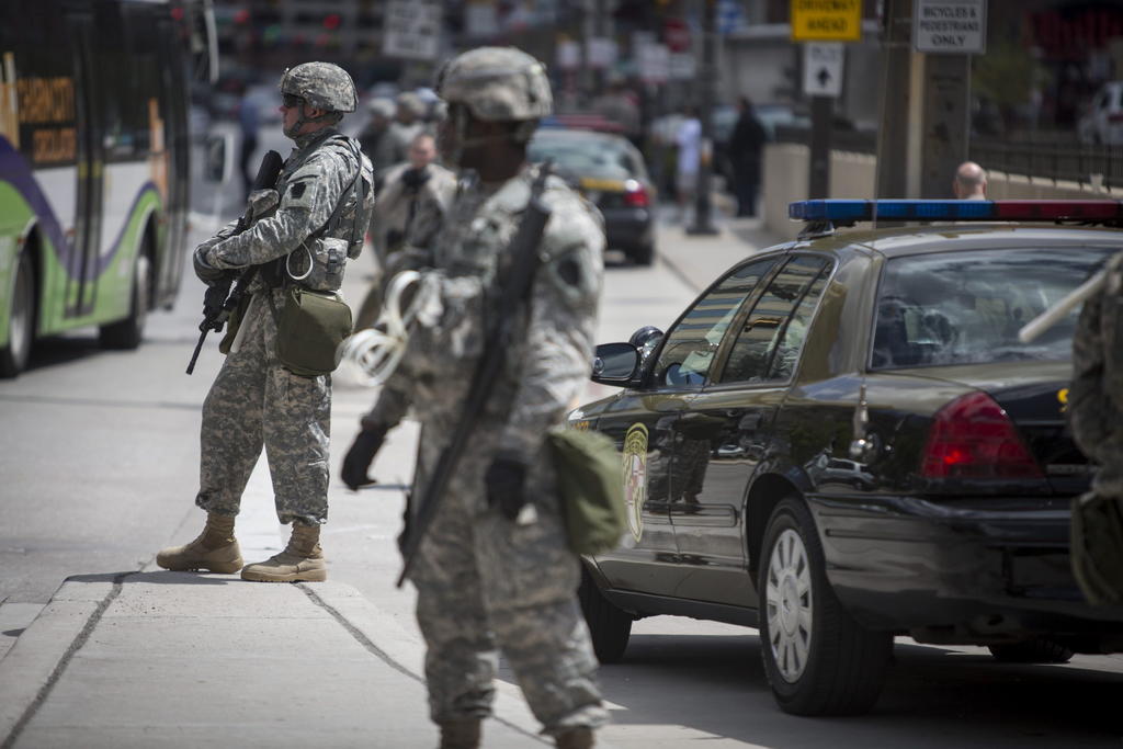 Armados con rifles de alto poder, un puñado de elementos de la Guardia Nacional fueron apostados frente al ayuntamiento de Baltimore. (EFE)