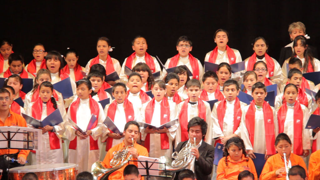 Avanzando. El Coro de Peñoles ha logrado que un gran número de niños se acerque a la música y mejore en diferentes aspectos. 