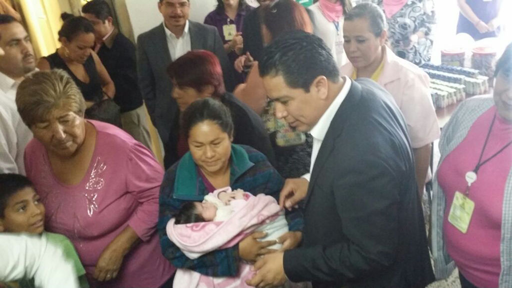 Festejo. Brindan momentos de alegría a pequeños del Hospital General de Gómez Palacio con motivo del Día del Niño. (Cortesía)