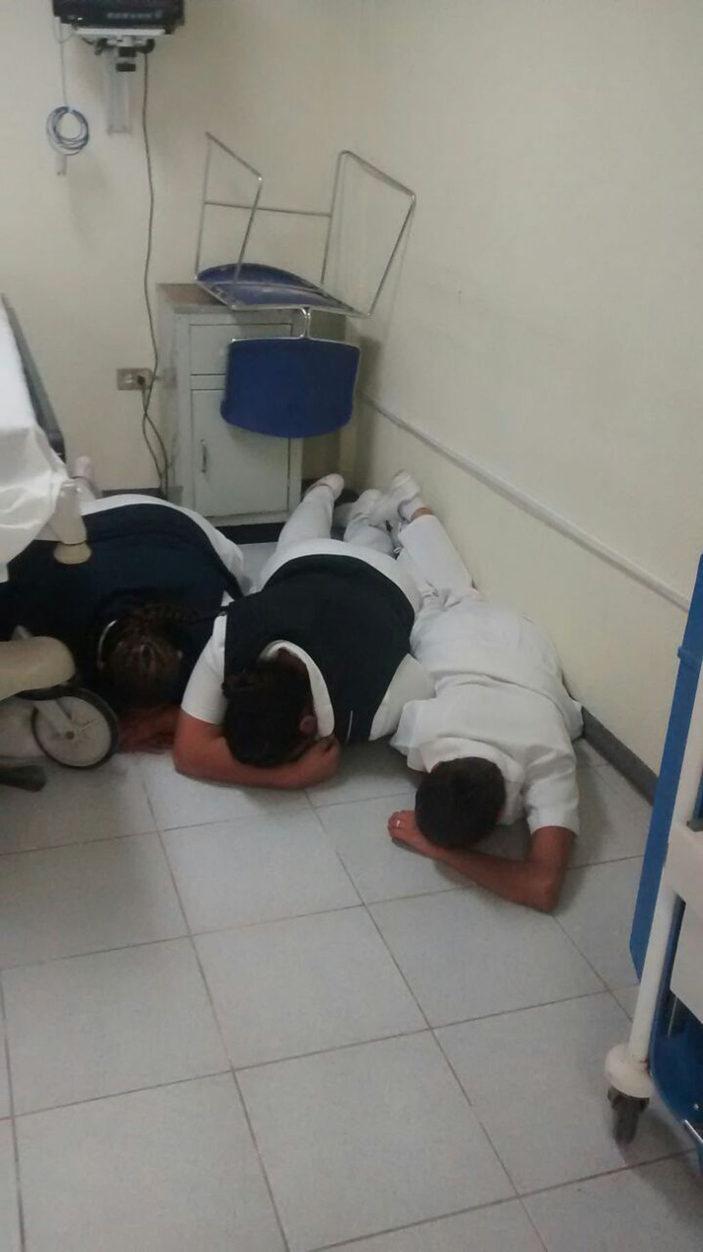 Seguridad. El personal médico y pacientes permanecieron en el suelo por 10 minutos.