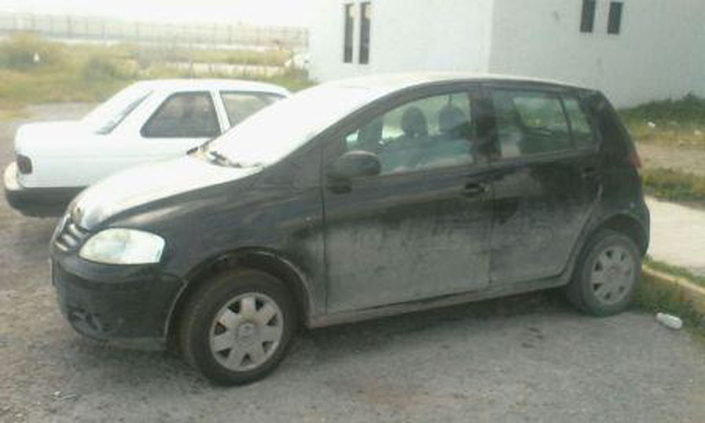Aseguran. Este automóvil Volkswagen Lupo, color negro, fue asegurado durante el operativo.