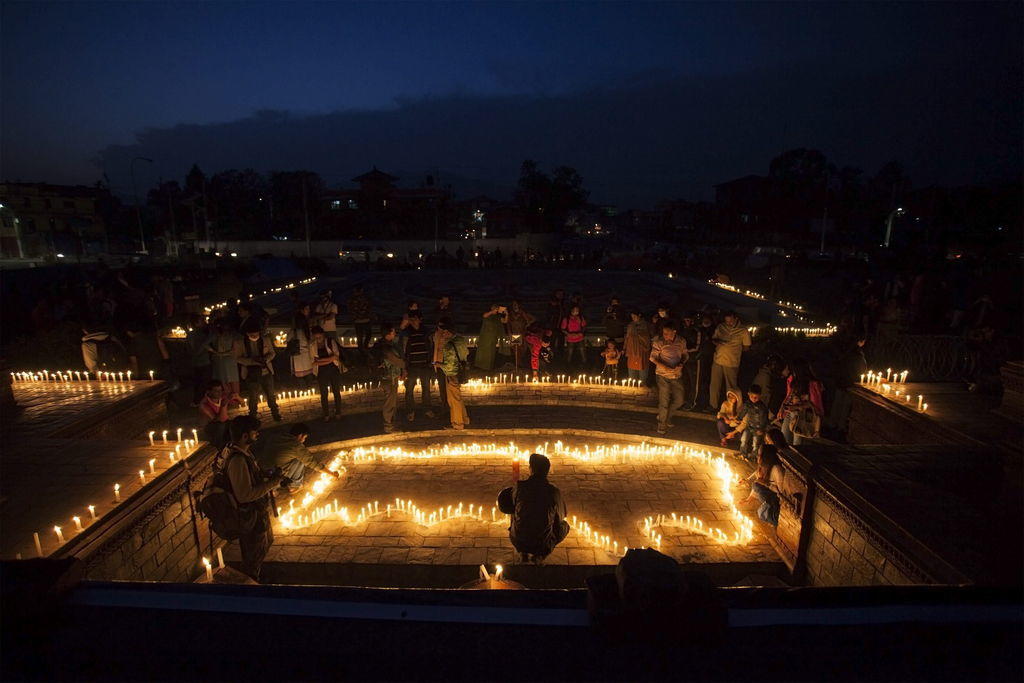 Memoria. Un grupo de personas enciende velas en memoria de las más de seis mil personas muertas.