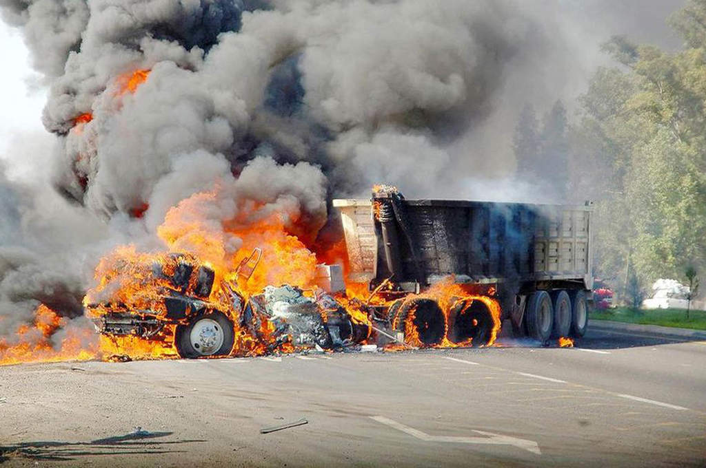 Caos en Jalisco. Sujetos armados bloquearon varias calles con vehículos prendiéndoles fuego.