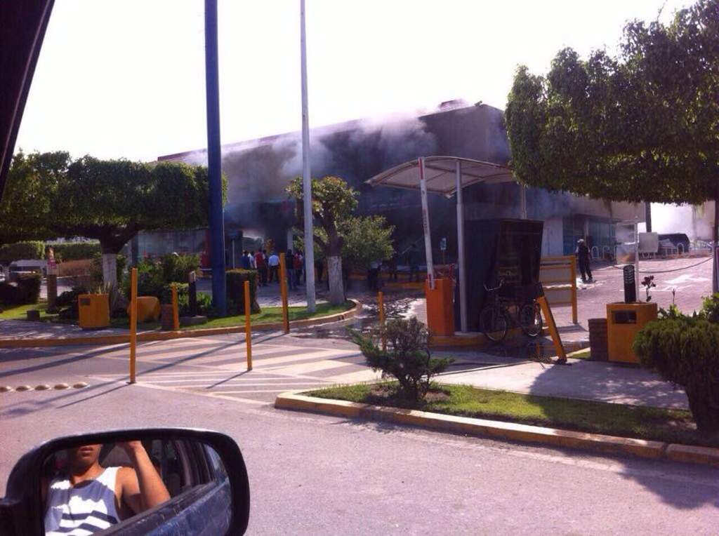 Incendio. En la imagen se observa una plaza comercial en Zapopan totalmente incendiada.