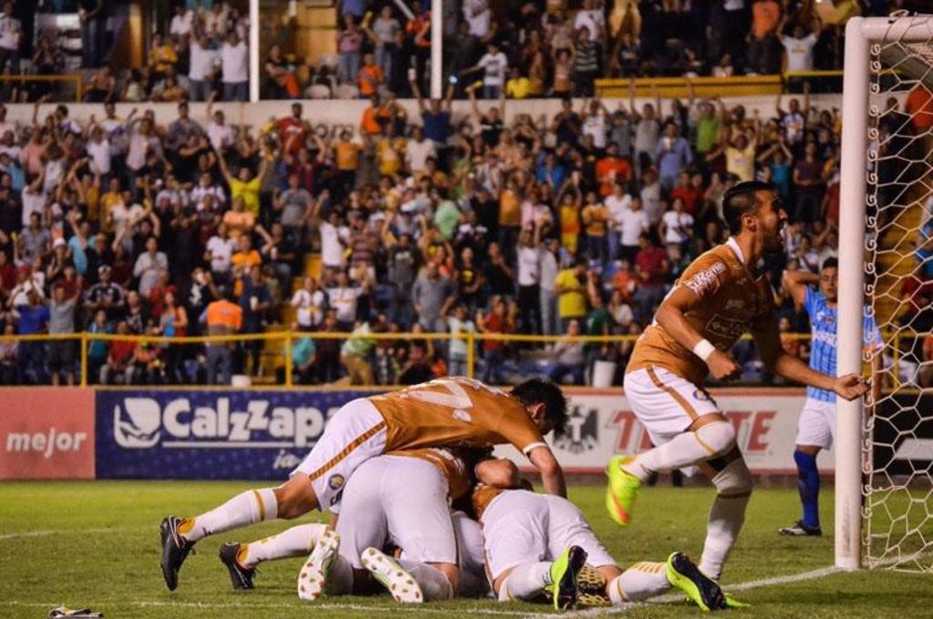 Dorados de Sinaloa aplastó 3-0 a Atlético San Luis en el primer juego de la final del Ascenso MX del Clausura 2015 del futbol mexicano. (TWITTER)