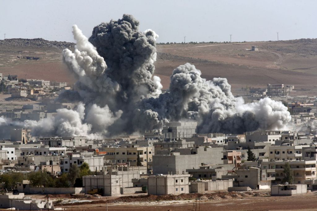 Fuego. Las bombas de la Coalición dejaron un baño de sangre entre los civiles de Siria.