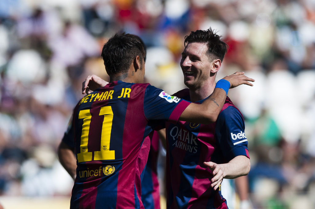 Neymar celebra junto a Messi después de anotar el octavo gol de Barcelona. Los culés marchan primeros en la liga con 2 puntos de ventaja. (AP)
