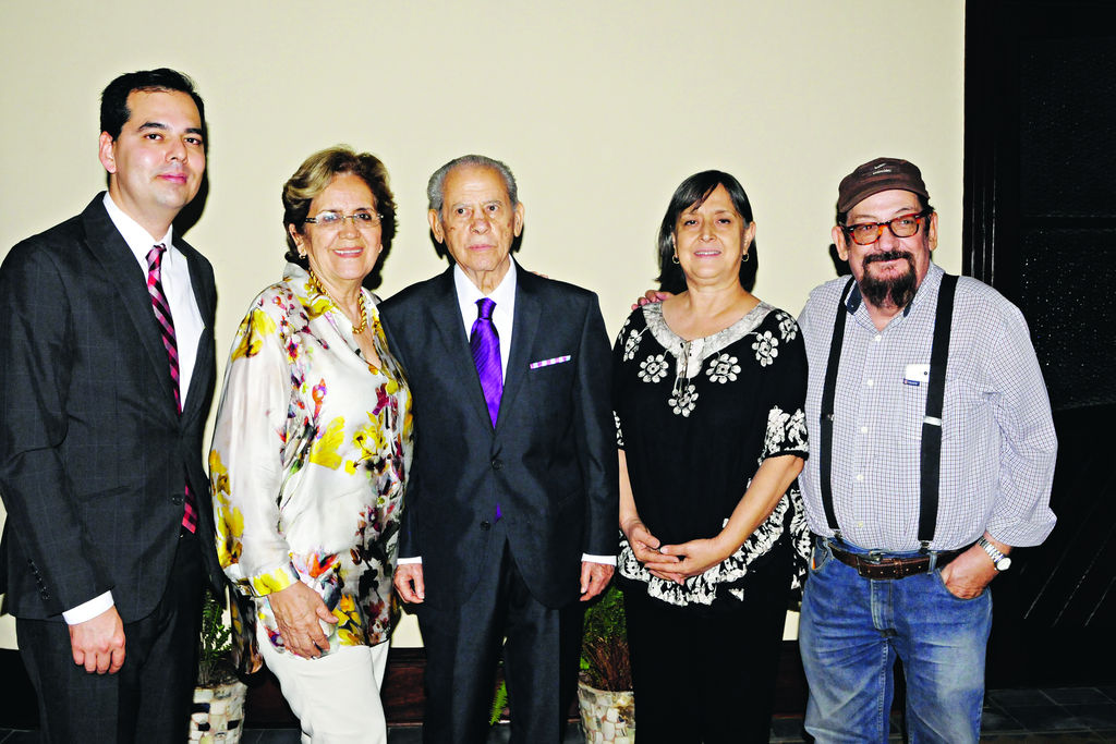   Carlos Castañón, Ruth Idalia Isais, León Robles, Silvia Castro y Gerardo Moscoso.
