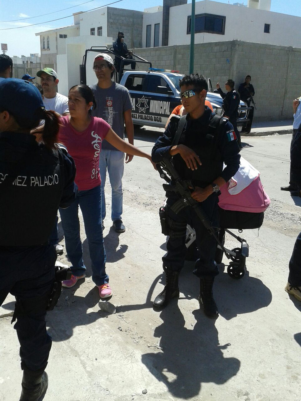 Conflicto. Los vecinos discutieron con los agentes policiacos que acudieron a impedir el cierre de la calle.