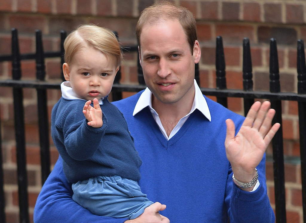 Felicidad.Ambos vestidos en tonos azules, Guillermo llevó al príncipe George para que conociera a su hermanita.