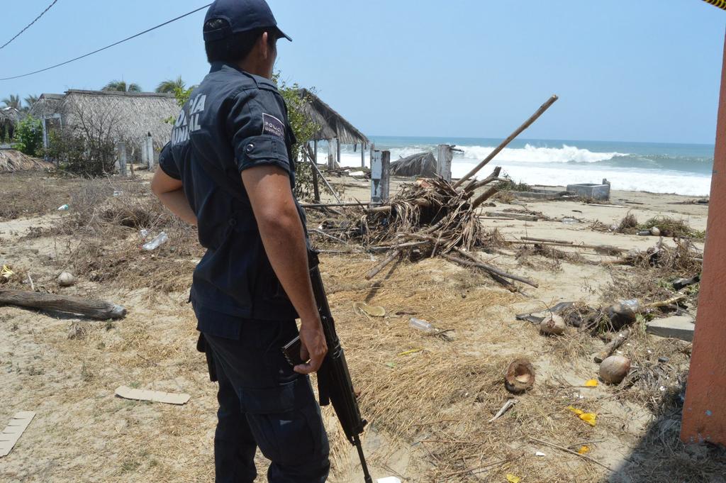 Protección Civil detalló que de las 218 viviendas dañadas, 110 se encuentran en la localidad de Playa Azul en el municipio de Coyuca de Benítez, 27 en la Barra de Coyuca, 19 en el poblado de Michigan y 60 en Boca Chica, pertenecientes a Tecpan de Galeana y dos en Acapulco en la playa del hotel Emporio. (Notimex)