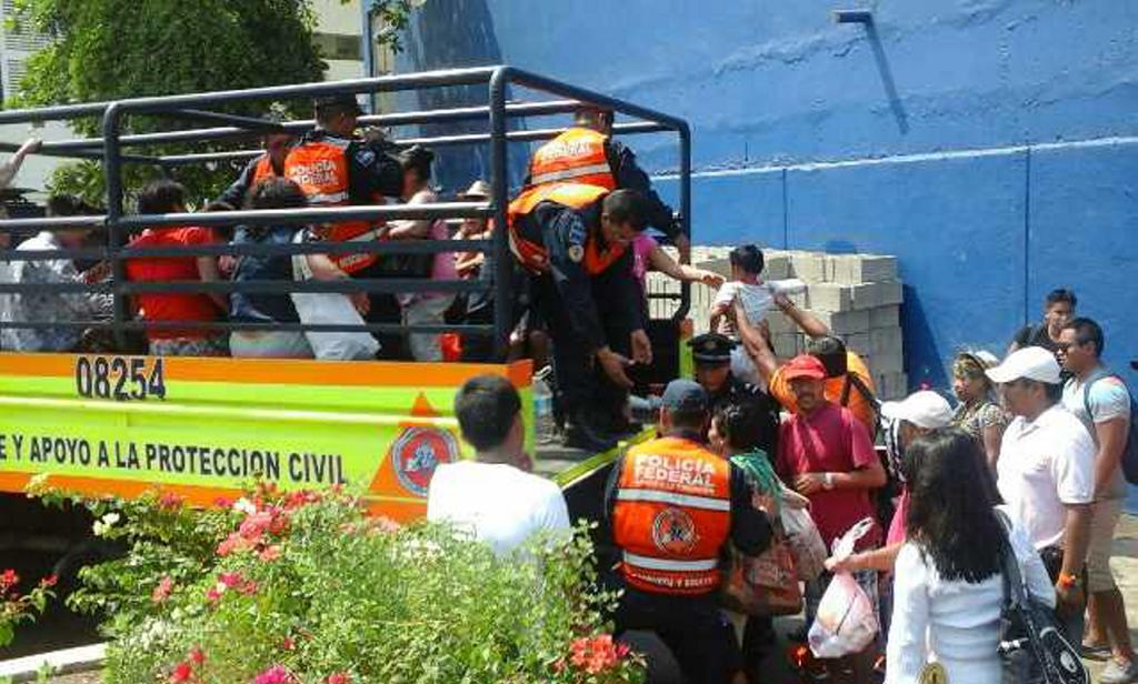 Personal de Protección Civil brinda apoyo a la población de los municipios de Coyuca de Benítez y Acapulco, donde el fenómeno provocó varios daños. (Notimex)