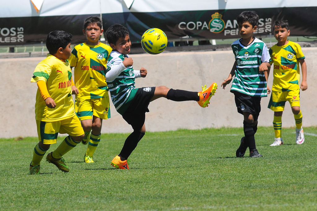 Los pequeños futbolistas han llenado de magia los diferentes campos de futbol en las instalaciones del Territorio Santos Modelo. 