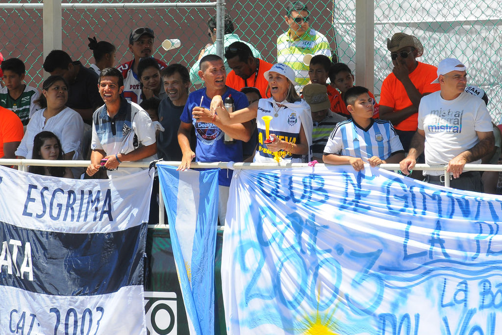 Desde Argentina vino un nutrido grupo de aficionados y familiares para apoyar al Gimnasia y Esgrima de aquel país.