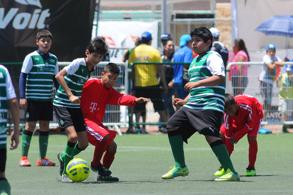 Escuela de Futbol Santos Lala en trepidante encuentro contra los Mineritos Laica.