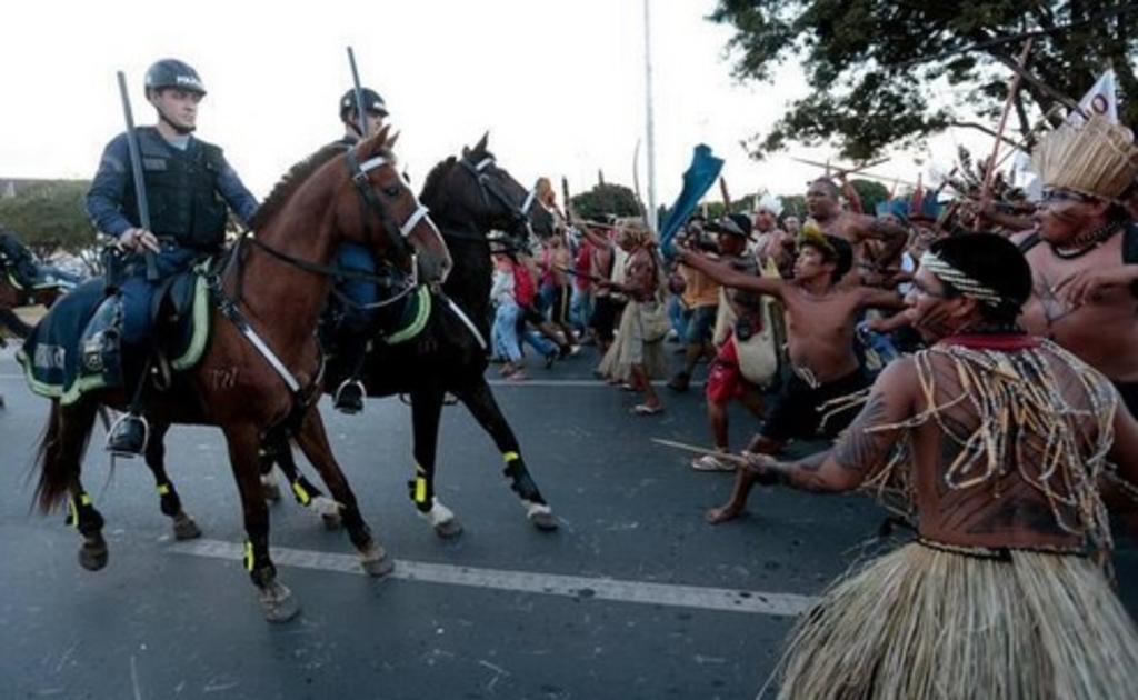 La Justicia aceptó la denuncia realizada por el Ministerio Público (Fiscalía) del Distrito Federal de Brasilia contra los tres indígenas por supuestamente haber disparado flechas contra uniformados. (EFE)