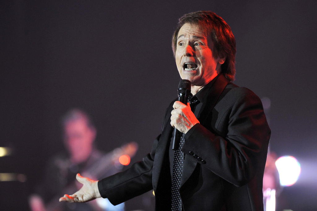 El galardonado cantante y actor español Raphael, consolidado a nivel mundial gracias a su carrera musical en la que ha grabado casi 60 álbumes, celebra este martes su cumpleaños número 72 previo a deleitar a sus fanáticos mexicanos con dos conciertos en el Auditorio Nacional. (ARCHIVO)