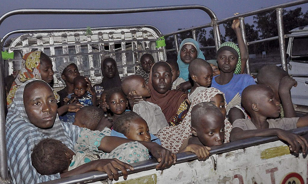 Plan. Niñas y mujeres secuestradas por el Boko Haram son trasladadas a un lugar seguro.